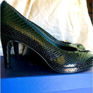 New STUART WEITZMAN Logo Plainfield Peep-Toe Pump. 675